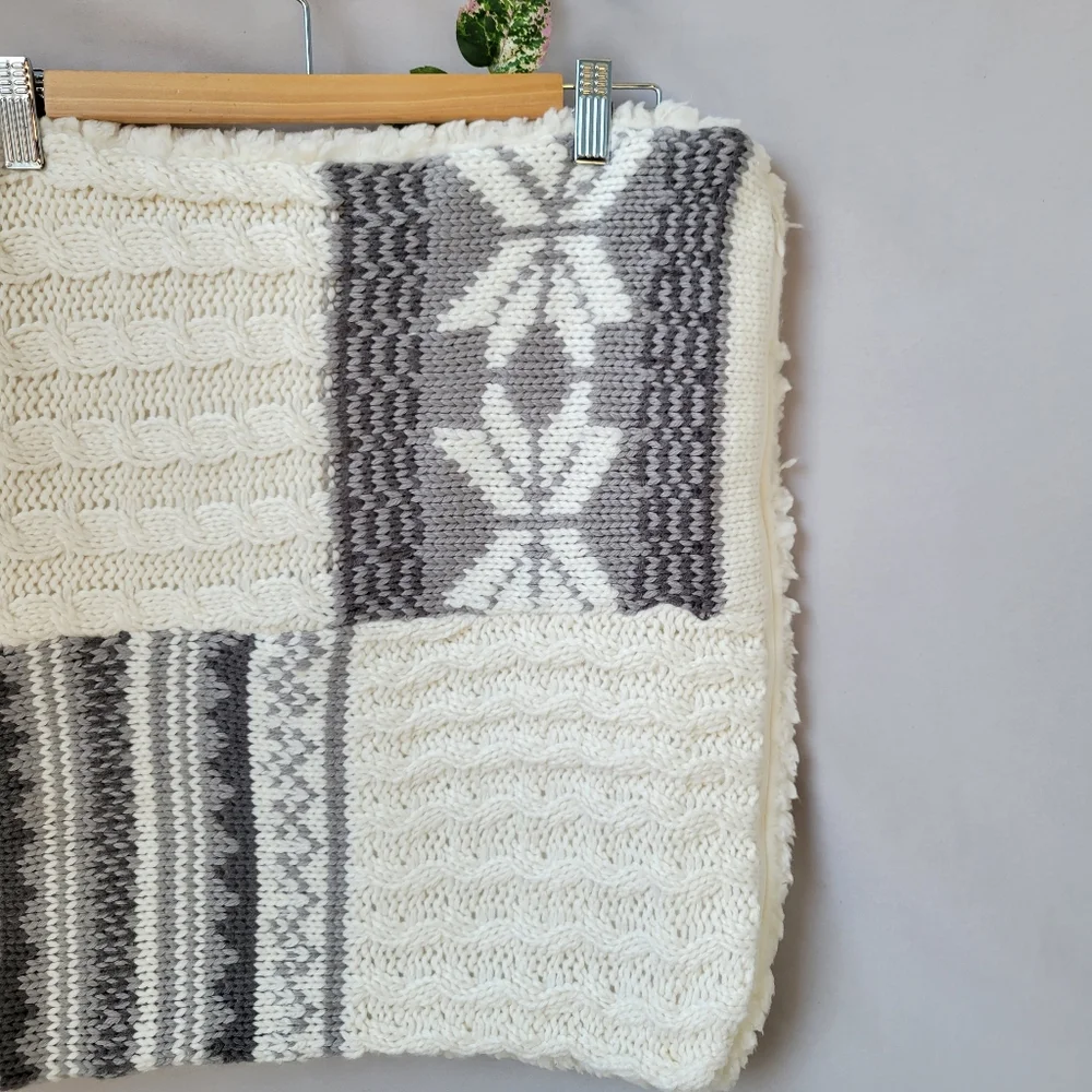 Pottery Barn  Patchwork Sweater Cable Knit Pillow Cover Gray Cream‎ 18